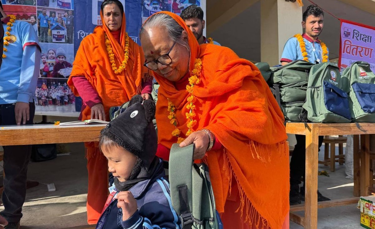 ४३ विद्यालयका ४ हजार विद्यार्थीलाई शैक्षिक सामग्री वितरण