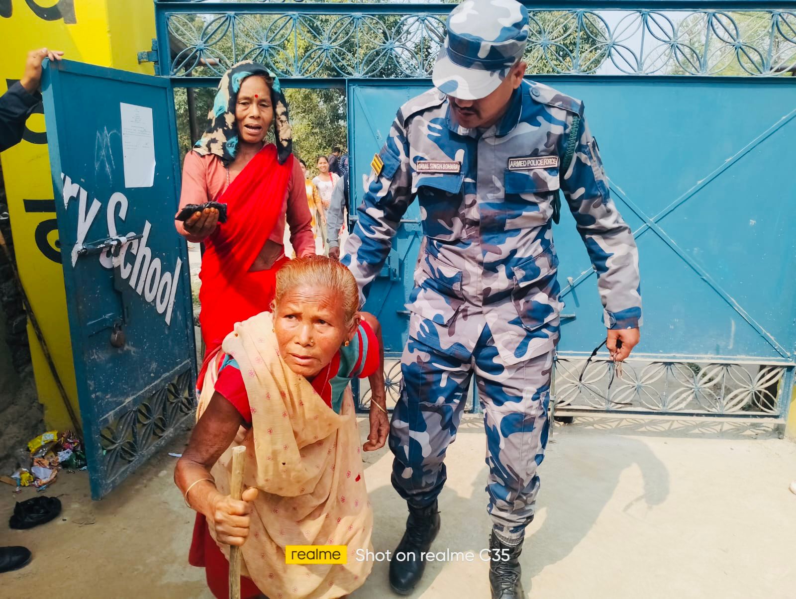 अशक्तलाई मतदानमा सहयोग गर्दै सशस्त्र प्रहरी