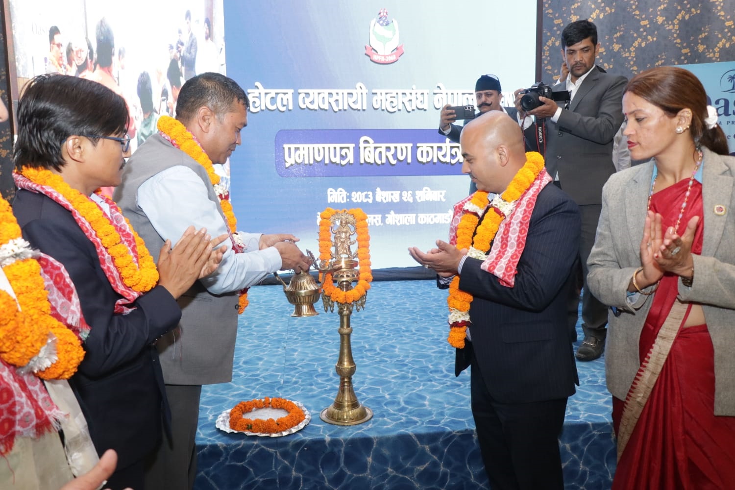 होटल व्यवसायी महासंघमा निर्वाचितलाई प्रमाणपत्र वितरण