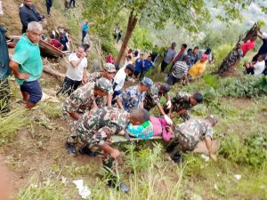 काभ्रेको बुच्चाकोट बस दुर्घटना : सेनाको सक्रियतामा उद्धारसँगै १६ जना अस्पताल पठाइए