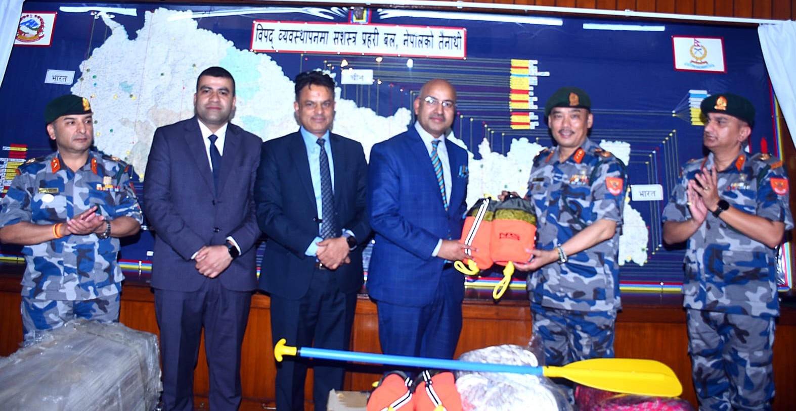 सन नेपाल लाइफद्वारा सशस्त्र प्रहरीलाई विपद् उद्धार सामग्री हस्तान्तरण